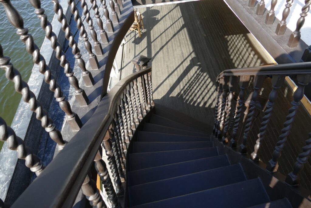 Egypte. L'escalier en acajou du Steam Ship Sudan est astiqué matin et soir par les matelots.