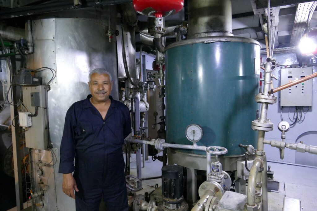 Le chef mécanicien du Sudan nous fait visiter la salle des machines.