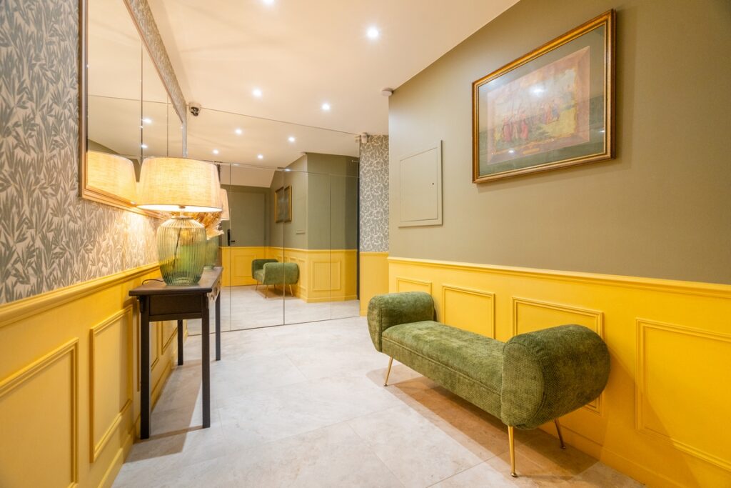 Salon-de-Provence. Couloir de l'Hôtel La Réserve. 