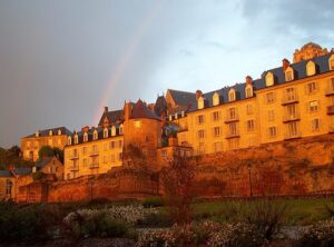 Le Mans. L'enceinte romaine, quadrilatère irrégulier de 450 m de long sur 200 m de large, a protégé pendant plus de quinze siècles le noyau historique de la ville. C'est aujourd’hui l'enceinte la mieux conservée de tout l'ancien Empire romain, avec celles de Rome et Byzance.