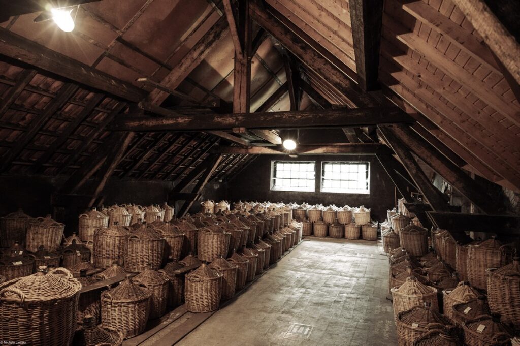 Fougerolles. Grenier de la distillerie Devoille et leurs nombreuses dames-jeannes. © M.Lasseur.