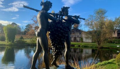 Les sources de Caudalie. "La grappe de la terre promise", d'Yvan Theimer a donné son logo à l'hôtel.