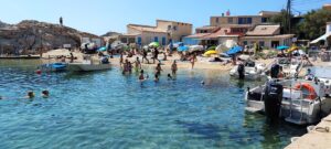 Marseille. Les Goudes. Vue sur la petite plage de la Baie des Singes.
