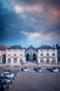 Richelieu. Place du marché avec les Halles. L'autre côté des Halles donne sur la Place Louis XIII.