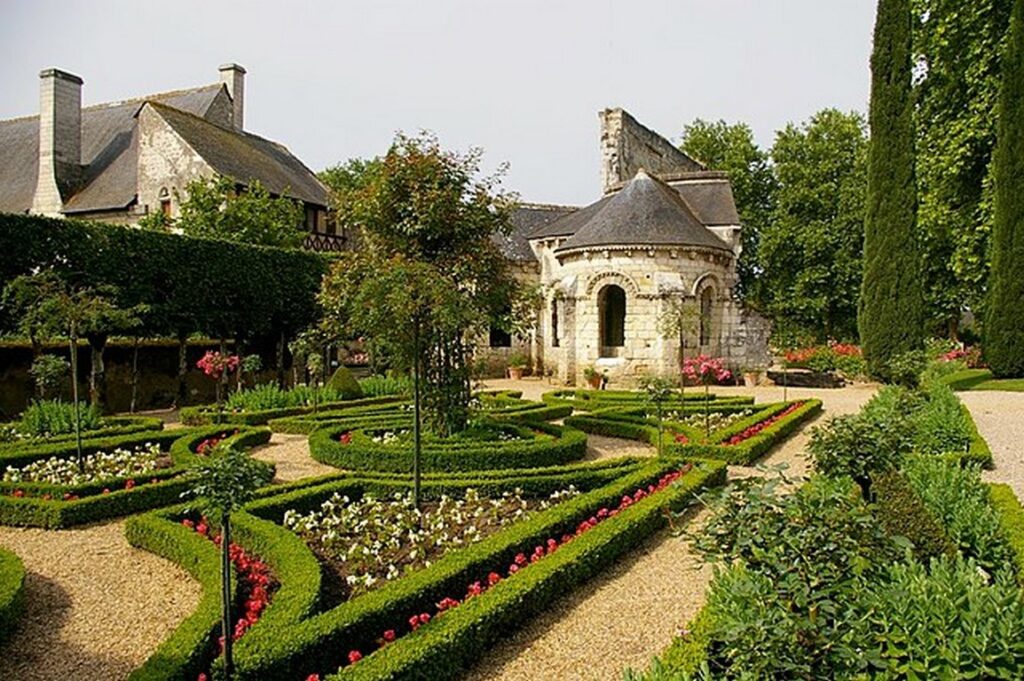 Prieuré Saint-Cosme vu d'un des jardins. Jolivet.