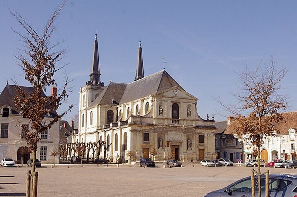 Eglise et place de la ville de RIchelieu. Daniel Clauzier, Commons.