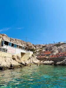 Marseille. Les Goudes. Le restaurant La Baie des Singes propose des transats à louer à la journée.