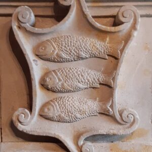 Blason de la famille Ronsard. D'azur à trois ross d'argent nageant l'une au-dessus de l'autre.