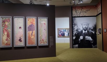 Pierre Bonnard. Femmes au jardin : Femme à la robe à pois blancs ; Femme assise au chat ; Femme à la pélerine ; Femme à la robe quadrillée. 1890-1891. Détrempe à la colle sur toile, panneaux décoratifs, 160,5 cm x 48 cm pour chaque panneau. Musée d'Orsay, Paris.