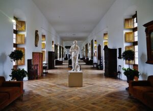 Château de Chenonceau. On the second level, the Galerie Médicis, also lit by 18 windows, features a collection of paintings, tapestries, furniture and objets d'art, including "Le château de Chenonceau", an oil painting by Pierre-Justin Ouvré (1806-1879) © Zairon/Commons.