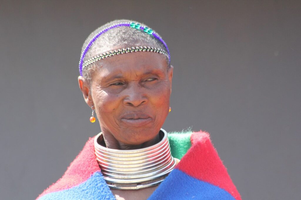 Afrique du Sud. Parure de cou ou idzila portée par une femme ndebele. R. Barbier.
