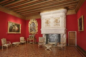 Château de Chenonceau. Sur la cheminée du salon Louis XIV, la Salamandre et l’Hermine évoquent le souvenir du roi François 1er et de la Reine Claude de France. Dominique Couineau.