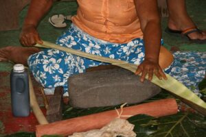 Îles Marquises. Fabrication d'un tapa à l'aide d'une pierre nommées kiva, transmise demère en fille. Sémhur/Commons.