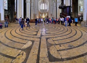 Cathédrale Notre-dame de Chartres. Le labyrinthe de Chartres, œuvre du XIIe siècle, est une figure géométrique circulaire de 12,89 m de diamètre inscrite dans toute la largeur du pavage de la nef principale, entre les troisième et quatrième travées.