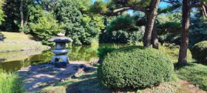 Tokto. Jardin Shinjuku Gyoen. Les lanternes sont un symbole de connaissance sur notre chemin. D'origine bouddhiste, la tōrō représente les cinq éléments de la cosmologie bouddhiste : le socle qui touche le sol représente la terre chi, la deuxième partie représente l’eau sui, au-dessus, on trouve le foyer – ou la hampe sur laquelle est posé le foyer – et qui symbolise évidemment le feu ka, puis c’est le vent fū et enfin l’espace kū.