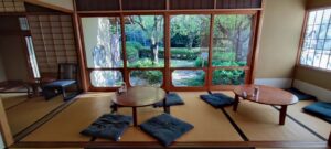 Tokyo. Parc Shinjuku Gyoen. Le salon de thé traditionnel Rakuu-Tei sert de délicieux mochis.