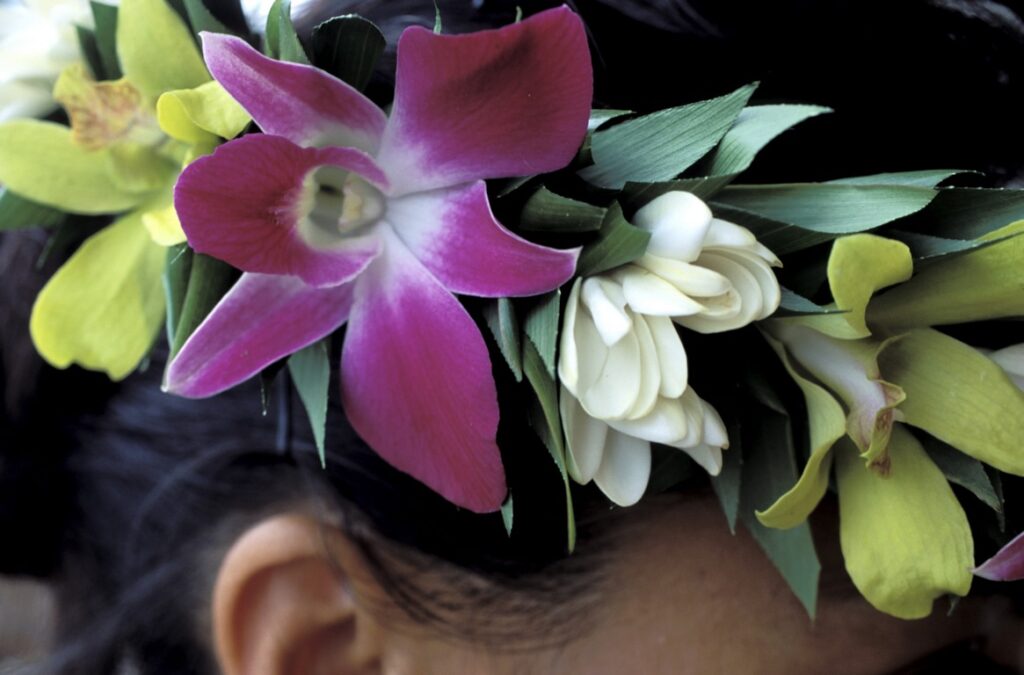 Polynésie française. Couronne d'orchidées et de tiaré tahiti. S. Grandadam.