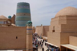 Khiva. Vue de la vieille ville d'Ichtan Kala et d'une rue commerçante.