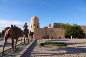 Ouzbékistan. Khiva. Cette sculpture devant le mur d'Ichtan Kala et la médersa Mouhammad Amin Khan rappelle son passé caravanier.