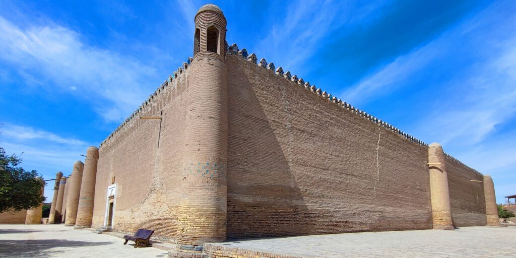 Khiva. The Tach Khouli palace is surrounded by high walls that form a square 80 m on each side.