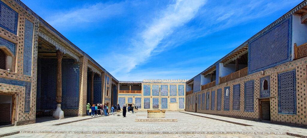 Khiva. Courtyard of the harem of the Tach Khaouli palace and its well. 