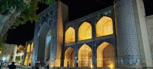 Boukhara. Madrasa Nadir Divan-Begui denuit. Les cellules sont aujourd'hui des ateliers d'artisanat et des échoppes de souvenirs.