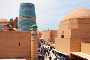 Khiva. Vue de la vieille ville d'Ichtan Kala, du minaret Kalta Minor et d'une rue commerçante.
