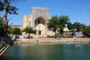 Le bassin Khaouz Bazour est l'un des plus grands de Boukhara. Il est entouré de mûriers plantés au XVe siècle.