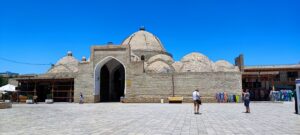 Boukhara. Le bazar Toki (ou Taqi) Zargaron est le plus grand bazar de la ville. Le nom Zargaron est associé au mot "zargar", qui peut être traduit par "bijoutier".