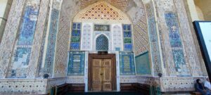 Boukhara. La mosquée Bolo Khaouz, inaugurée en 1712, est située sur la place du Registan, près d'un bassin qui lui a donné son nom. Les soviétiques en avaient fait un club pour les travailleurs.