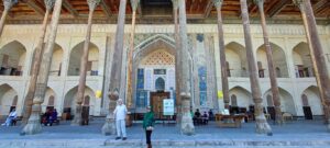 Boukhara. La mosquée Bolo Khaouz s'ouvre sur un iwan de 12 mètres de haut dont le plafond à caissons est soutenu par vingt colonnes de bois peint. Rajouté au XIXe siècle, cet iwan est considéré comme l'un des plus beaux de l'Asie centrale.