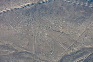 Nazca. Géoglyphe de singe. Nazca. Géoglyphe en forme de main. © Diego Delso.