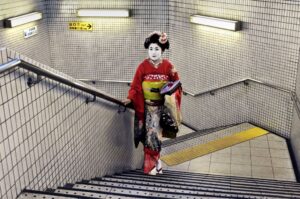 Japan. Geisha dans le métro de Tokyo. Steve McCurry, 2007.