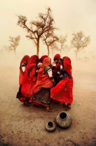 Steve McCurry. Inde. Des femmes se protègent d'une tempête de poussière au Rajasthan, 1983.