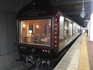 Le train de luxe Seven Stars Nanatsuboshi à la gare de Hakata. そらみみ/Commons