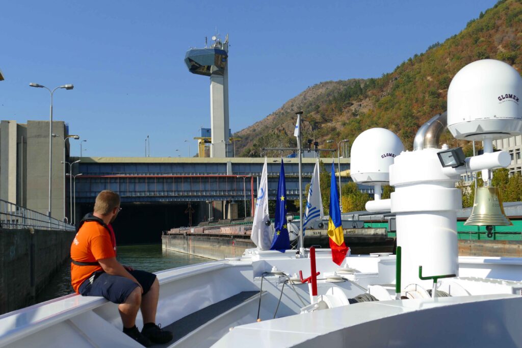 Entrée dans l'écluse de Djerdap I. 