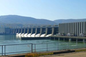 Vue sur le barrage et la centrale hydroélectrique de Djerdap I.