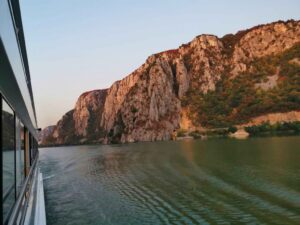 Traversée du défilé des "Portes de Fer", séparant les Carpates serbes appartenant aux Balkans (Serbie) des Alpes de Transylvanie (Roumanie).