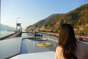 En sortant de la très longue écluse de Djerdap I, nous pénétrons dans la région des "Portes de Fer".