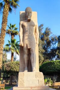 Egypte. Statue de Ramsès II dans l'ancienne capitale de Memphis. B. Postel.