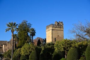 Cordoue. L'Alcazar est ceint de longs murs de pierres taillées flanqués aux angles de quatre tours. M. Lasseur.