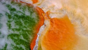 Nouvelle-Zélande. Vue des airs, la région du lac Rotorua est célèbre pour son activité géothermique. Damien Decaix. Studio Ponant.