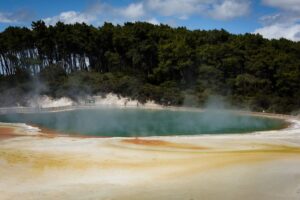 Nouvelle-Zélande. Parc thermal de Wai-O-Tapu. Piscine champagne. M. Lasseur.