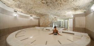 Charente-Maritime. Thermes de Jonzac. Bain de kaolin, une boue blanche fluide, à la densité particulière, qui permet au patient de se mouvoir en état de pesanteur réduite. © Xavier Boymond.