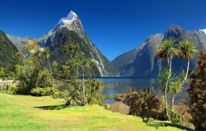 Nouvelle-Zélande. Le plus haut sommet du Milford Sound culmine à près de 1600 mètres. Julius Silver.