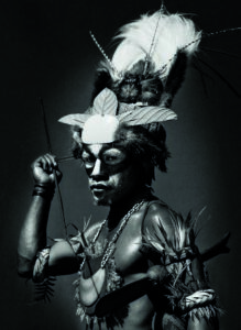 Deauville. Les Franciscaines. Exposition Sebastião Salgado. Participant au singsing de Paya, Province des Hautes-Terres occidentales, Papouasie- Nouvelle-Guinée, 2008. © Sebastião Salgado.