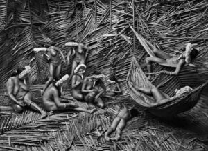 Deauville. Les Franciscaines. Exposition Sebastião Salgado. Les femmes zo’é se teignent le corps avec un fruit rouge, l’urucum ou roucou, village de Towari Ypy, État de Pará, Brésil, 2009. © Sebastião Salgado.
