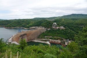 Zambia Zimbabwe. The Kariba dam has the potential to generate 1050 megawatts, but is only producing 300 megawatts due to a lack of rainfall. B. Postel.