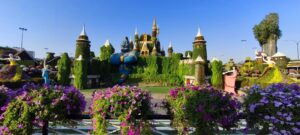 Dubaï. Miracle garden. Bordées de fleurs en cascade, les allées serpentent entre des arches florales géantes, des cœurs tissés de pétales et des châteaux de contes de fées. B. Postel.
