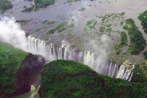 Situées sur le fleuve Zambèze, à la frontière de la Zambie et du Zimbabwe, les chutes Victoria sont une des merveilles de l'Afrique australe. B. Postel.